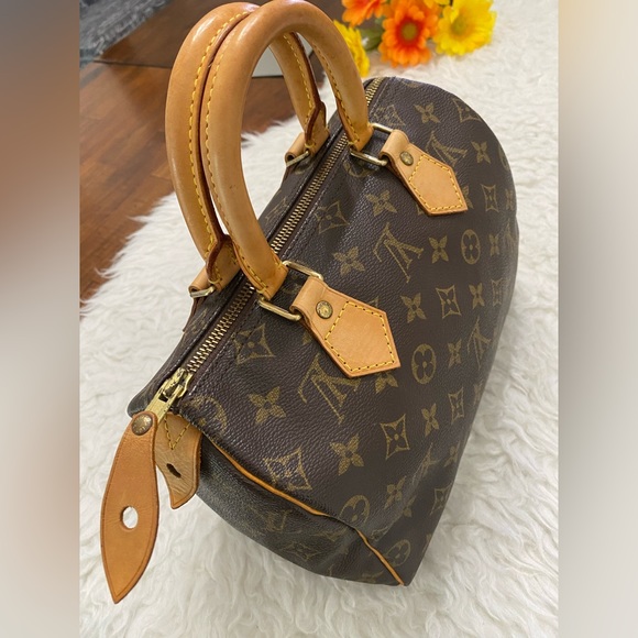 Louis Vuitton
Monogram Canvas Speedy 25 Bag - Picture 7 of 17
